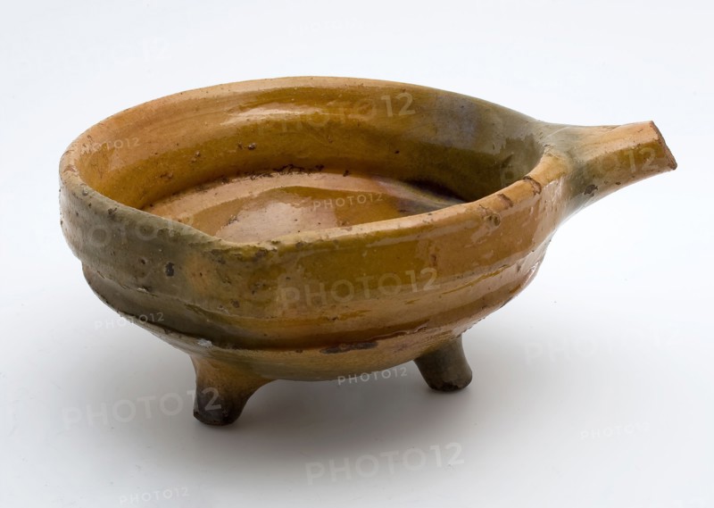 Pottery saucepan, red shard, glazed with greenish spots, with pouring lip, on three legs, saucepan pan crockery holder