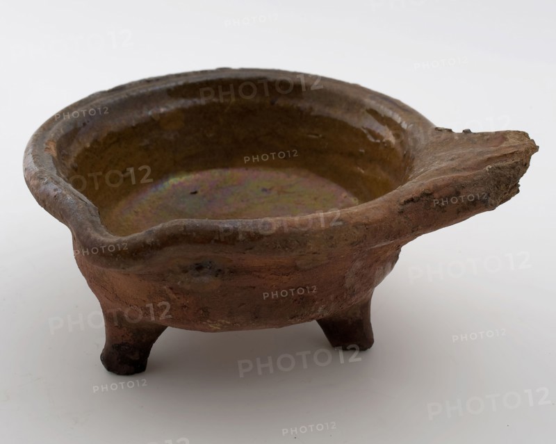 Pottery saucepan, red shard, internally glazed, short handle, on three legs, saucepan pan tableware holder kitchen utensils