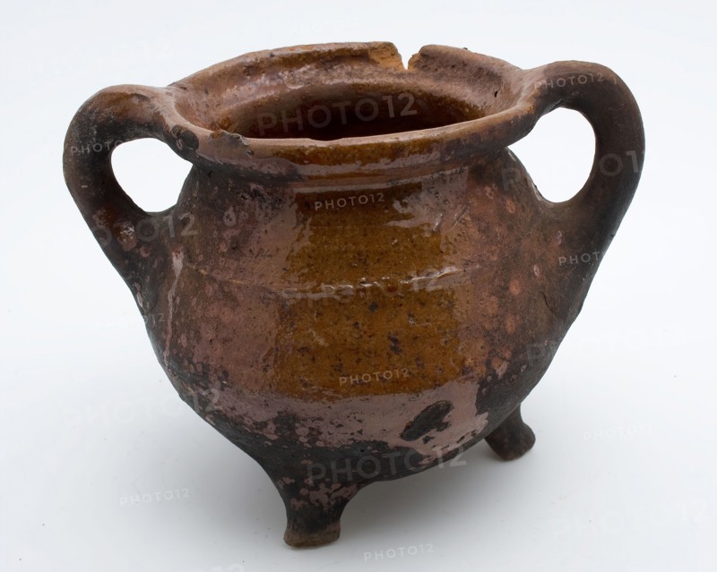 Earthenware cooking pot, grape-model, red shard, sparingly glazed, two sausage rolls, on three legs, cooking pot crockery holder
