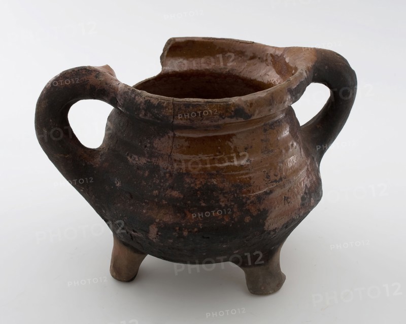 Earthenware cooking pot, grape-model, red shard, sparingly glazed, two sausage rolls, on three legs, cooking pot tableware