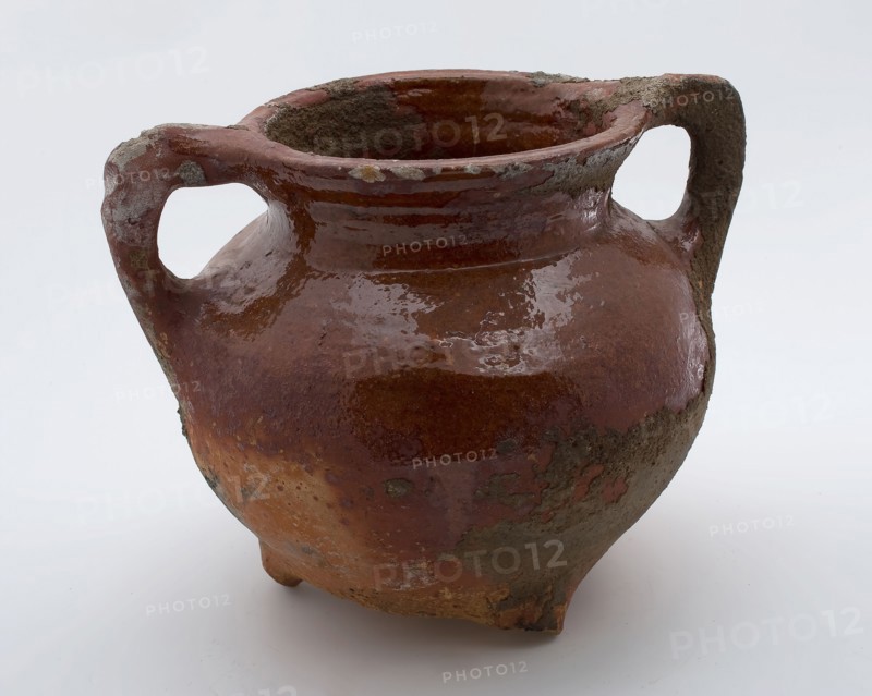 Earthenware cooking pot, grape-model, red shard, sparingly glazed, two hook ears, on three legs, cooking pot tableware holder