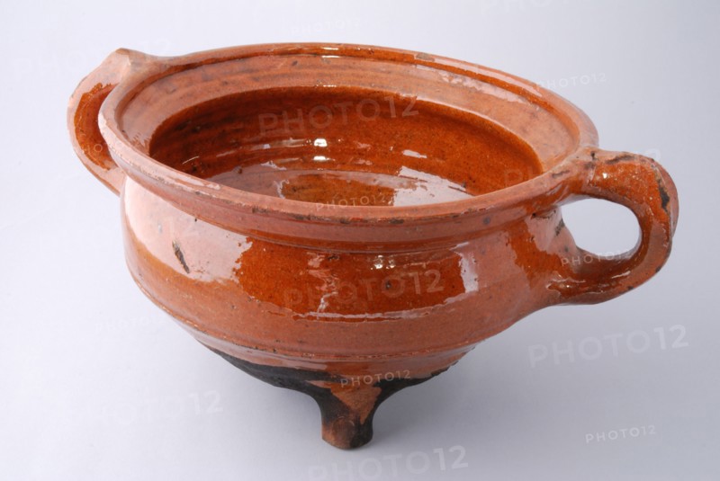 Pottery cooking pot, red shard, covered with lead glaze, two vertical bands, on three legs, cooking pot crockery holder