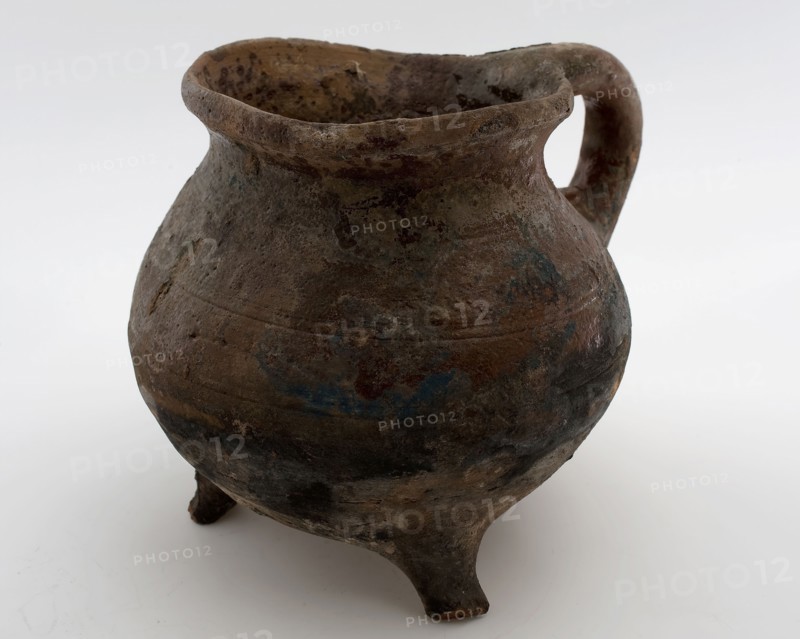 Pottery cooking jug, grape-model, red shard with sparing lead glaze, sausage ear, on three legs, cooking jug