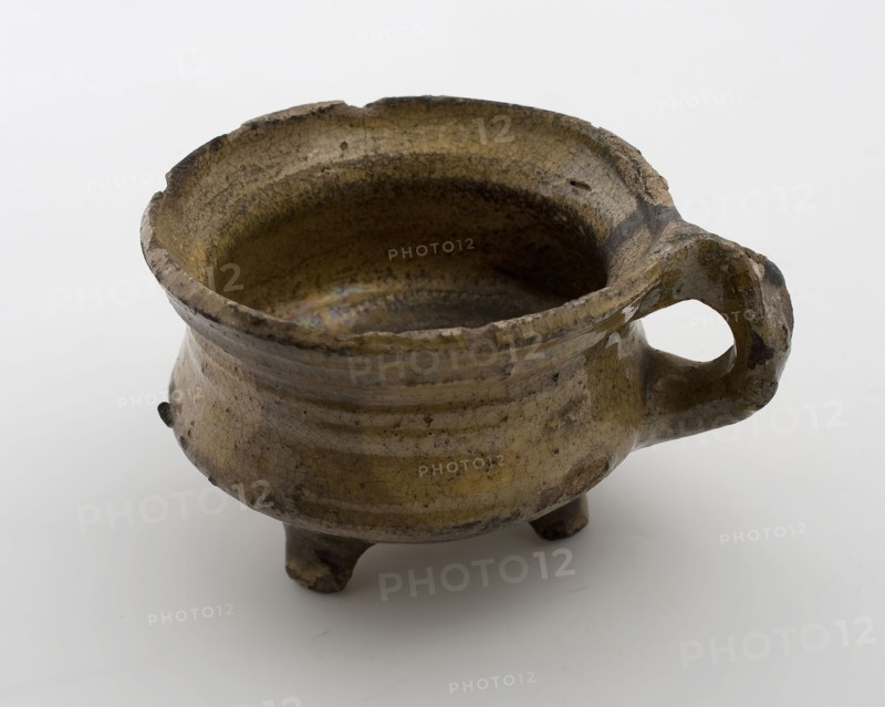 Pottery toy cooking pot, with white shard with yellow lead glaze, bandoor, on three legs, cooking pot crockery holder