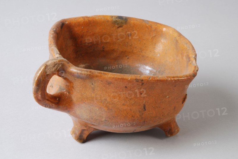 Pottery fire test, red shard, fully glazed, sausage ear on corner, on three legs, fire test test earth discovery ceramic