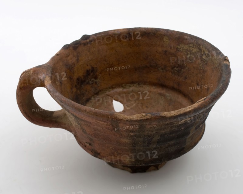 Earthenware pap bowl, red shard, internally glazed, snapped bandoor at the top, on stand, papkom bowl crockery holder