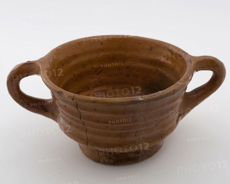 Earthenware pap bowl, red shard, fully glazed, two pinched sausage ears, on stand, porcelain bowl bowl crockery holder