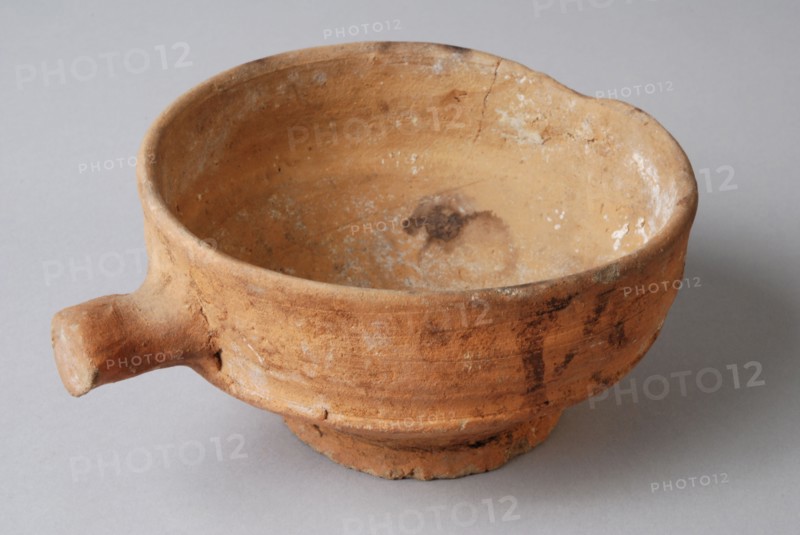 Pottery fire test, round model, red shard, unglazed, short handle, on stand, fire test test earth discovery ceramics pottery