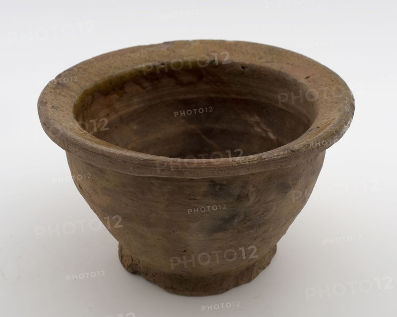 High earthenware bowl, cup, red shard, mouth rim covered with lead glaze, on stand, bowl cup crockery holder soil find ceramic