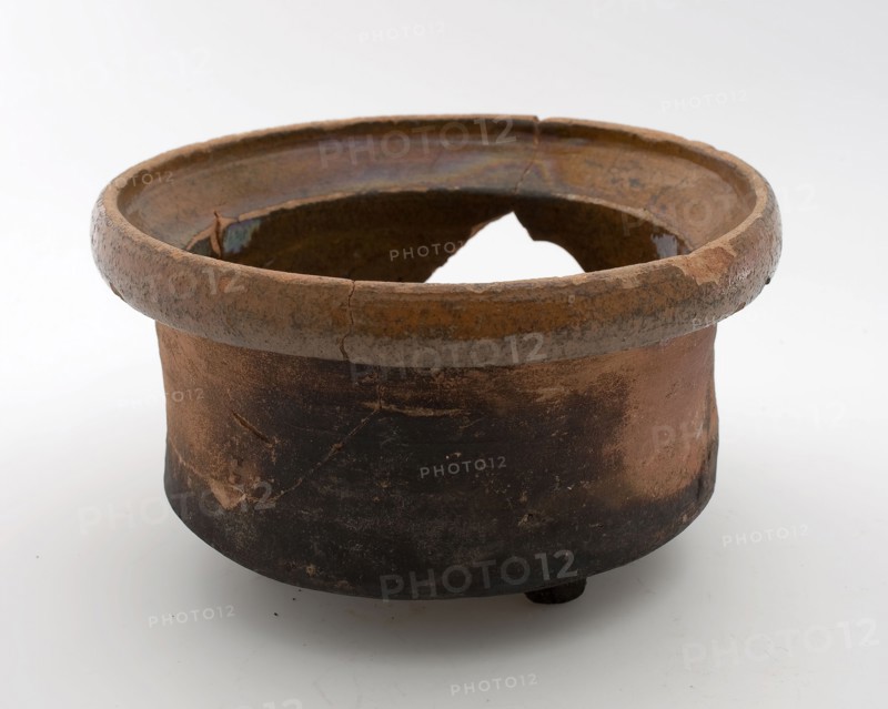 Pottery saucepan, red shard, internally glazed, on three legs, saucepan pan crockery holder kitchenware soil discovery ceramics