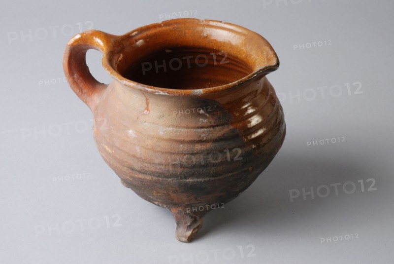 Pottery cooking jug, grape-model, red shard, glazed, bandoor, shank, on three legs, cooking jug be found in the earthenware
