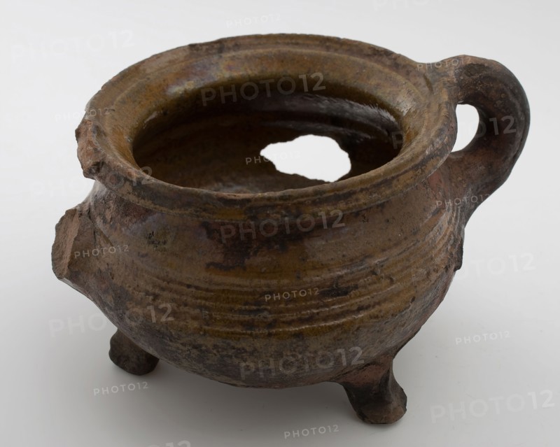 Pottery cooking pot, grape-model, red shard, glazed, two vertical sausages, on three legs, cooking pot crockery holder