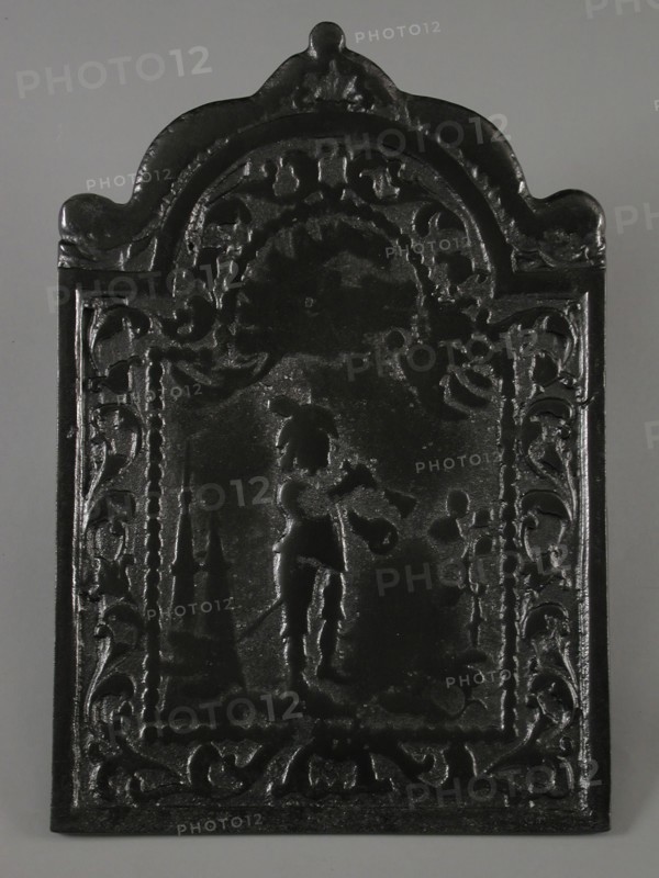 Fireback with bagpipe player, flower garlands, fish and shell, hob plate cast iron, cast Rectangular hob with bow
