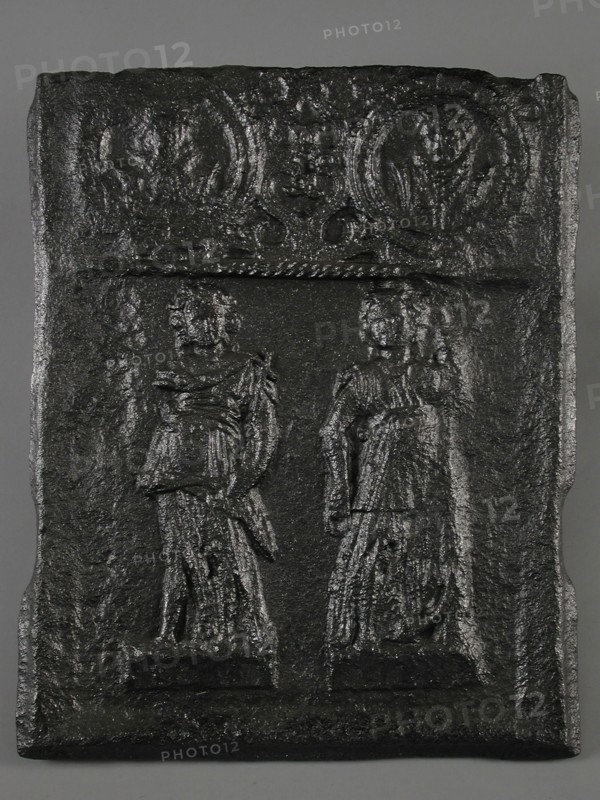 Fireback with female figures 'Hope' and 'Faith', at the top two portraits, hob plate cast iron, cast Rectangular hob