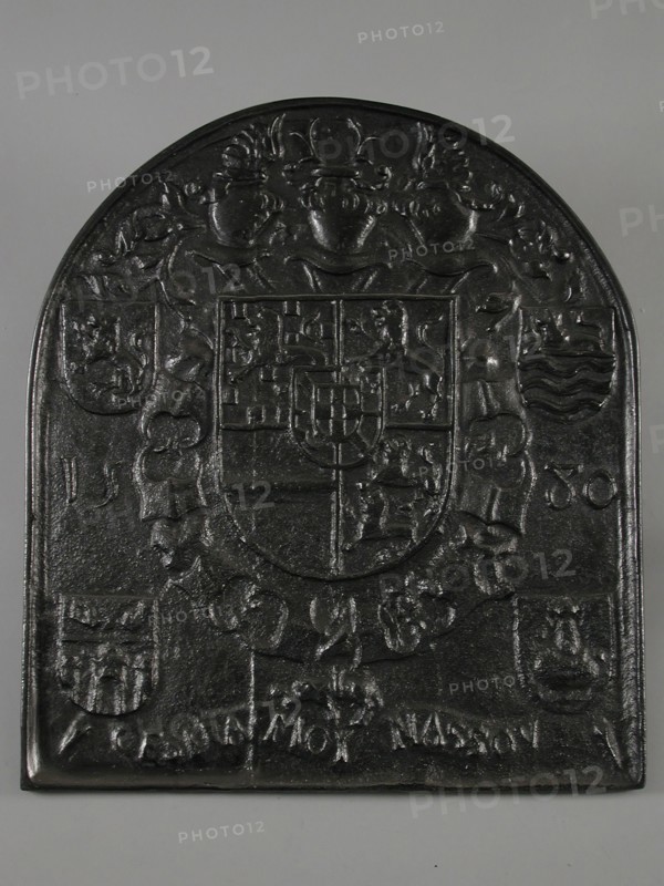 Fireback with weapon of William of Orange, 1580 and CE SERA MOY NASSOV, fire-place iron cast iron, cast Rectangular