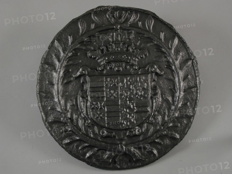 Round Fireback with cartouche and arms Erbach and Nassau, fire place cast iron, cast Round fire plate with rim of laurel