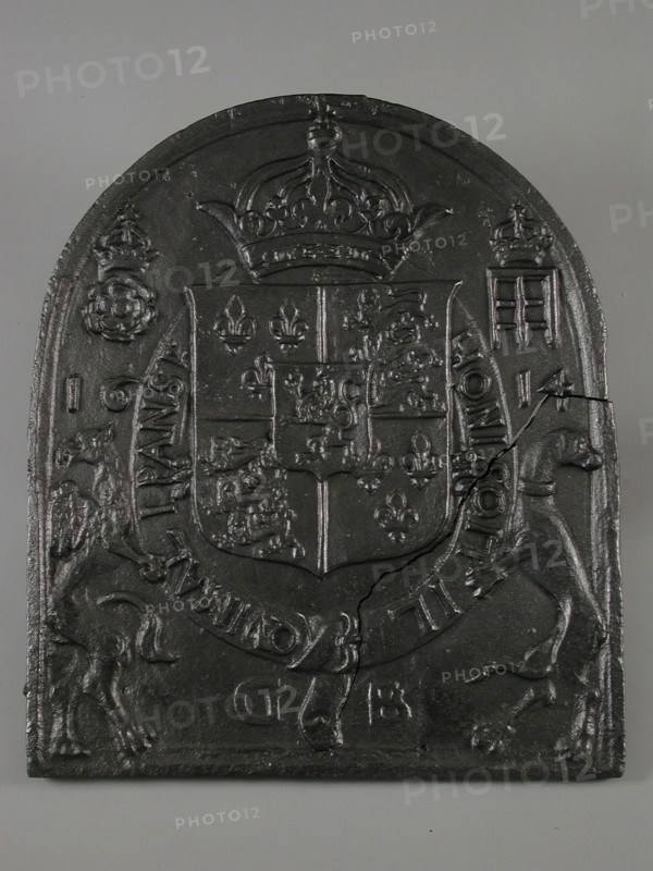 Fireback with coat of arms King of England, year 1614 and HONI-SOIT IL QVI MAL I PANSE GB, hob plate cast iron, cast Rectangular