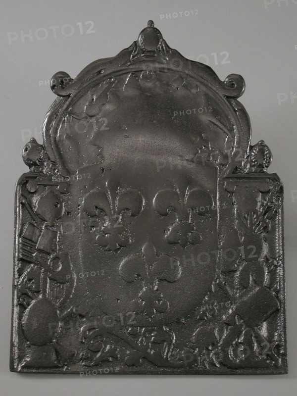 Fireback with coat of arms of King of France, three lilies of Bourbon, hob plate cast iron, cast Rectangular with arch on top