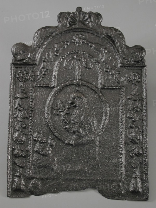 Fireback parrot with branch, fire place, cast Rectangular hearth plate with arch In the middle parrot with branch with berries
