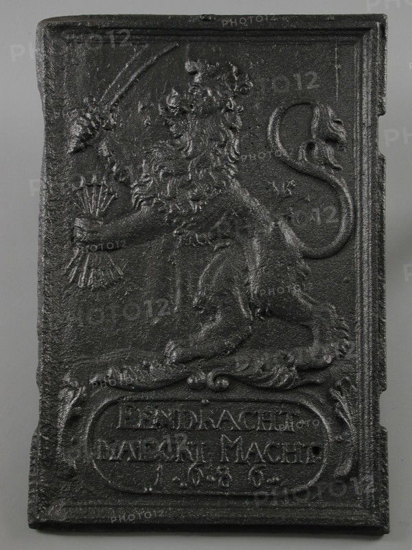 Fireback crowned lion with sword and arrows, EENDRACHT MAECKT POWER, year 1686, fire place, Rectangular hob with frame.