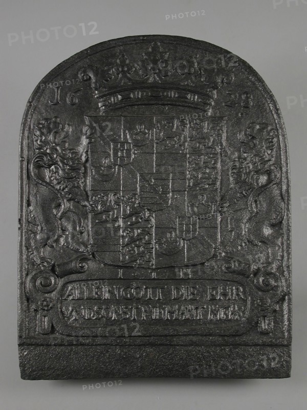 Fireback coat of arms Prins Maurits, text ALLEIN GOTT DIE EHR UND SONST NIEMAND MEHR, year 1628, hob plate cast iron, cast