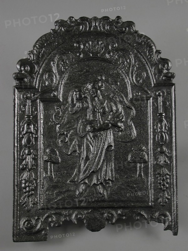 Fireback woman with jug on shoulder pouring into bowl, hob plate cast iron, poured Straight at the base top in bow