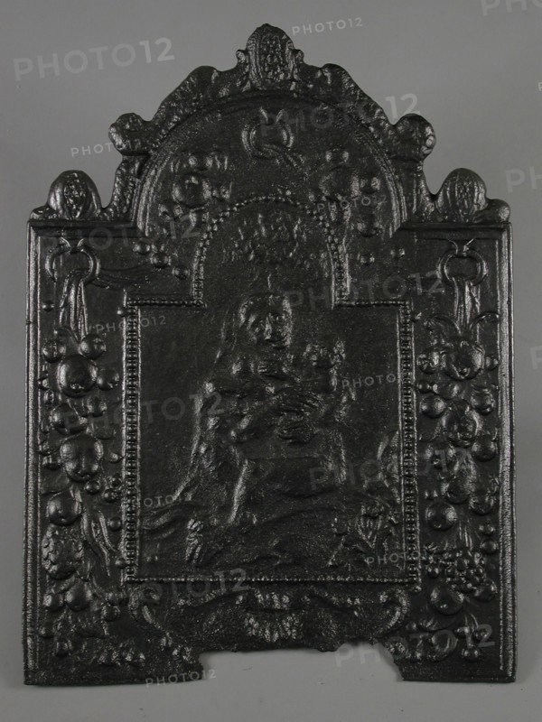 Fireplace apin with young, hob plate cast iron, poured Straight at the base top in an arch on which dolphins