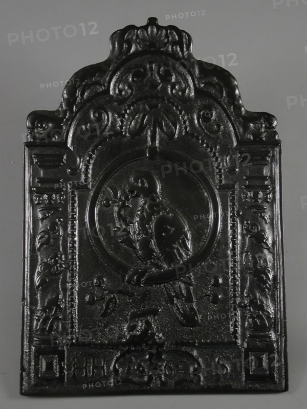 Fireback parrot in ring, text HHS and year 1665, hob plate cast iron, cast Rectangular hob with bow In the middle parrot