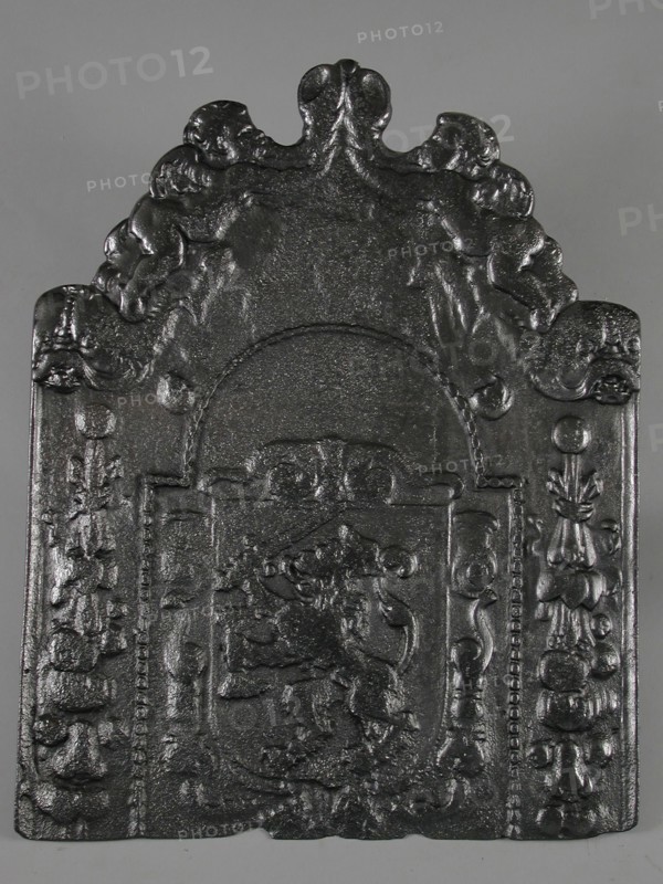 Fireback coat of arms Republic of the United Netherlands, fire place iron, cast Rectangular with arch at the top on which putti