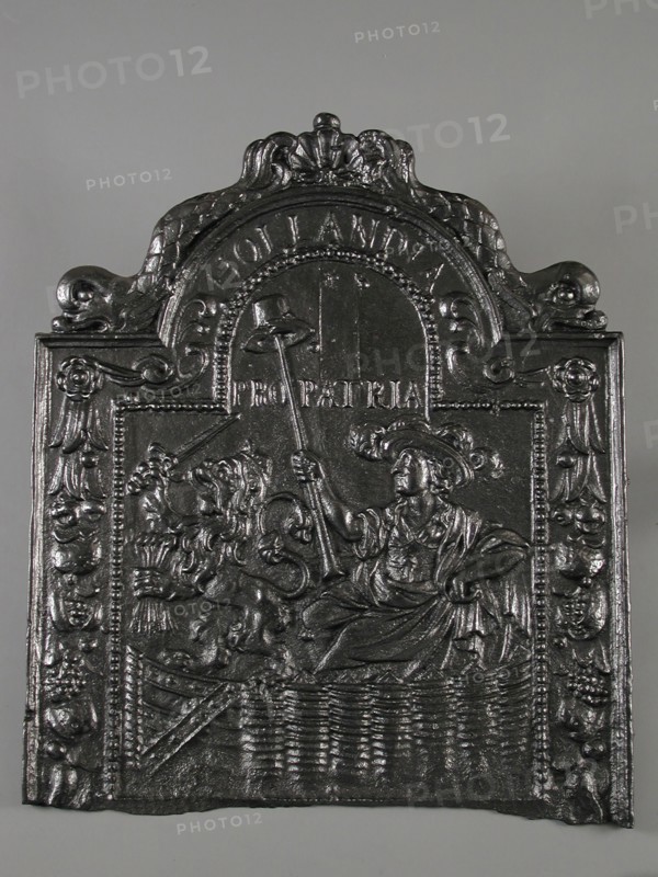 Fireback Dutch Virgin, text HOLLANDIA PRO PATRIA, fire place, cast Rectangular arch at the top. On top of shell