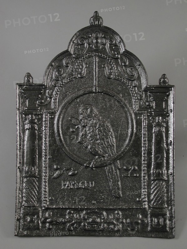 Fireback parrot in ring, PAPEGEY, hob plate cast iron, cast Rectangular hob with bow In the middle parrot with branch