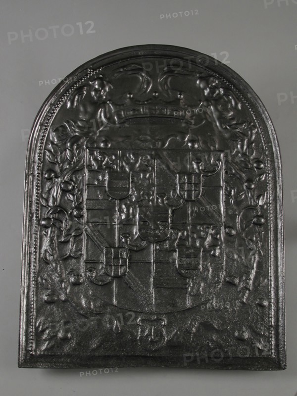 Fireback coat of arms of the stadholder, back painted, fire place cast iron paint, Rectangular arch at the top.