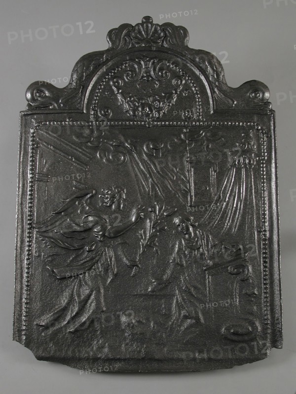 Fireback proclamation to Mary, Annunciation, hob plate cast iron, cast Bottom rectangular bow at the top on which shell