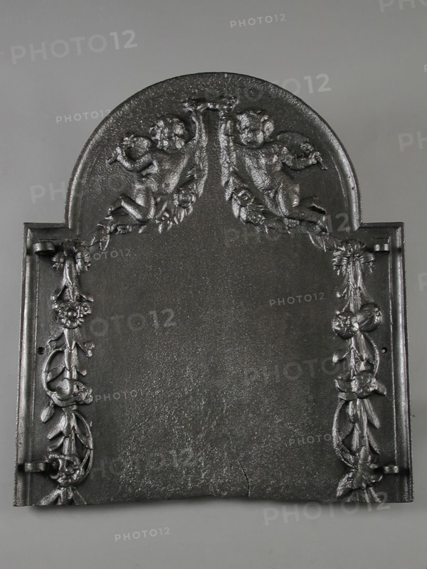 Fireback two putti with garlands, hob plate cast iron, eyes) 43 kg cast riveted Rectangular bow on the top. At the top two putti