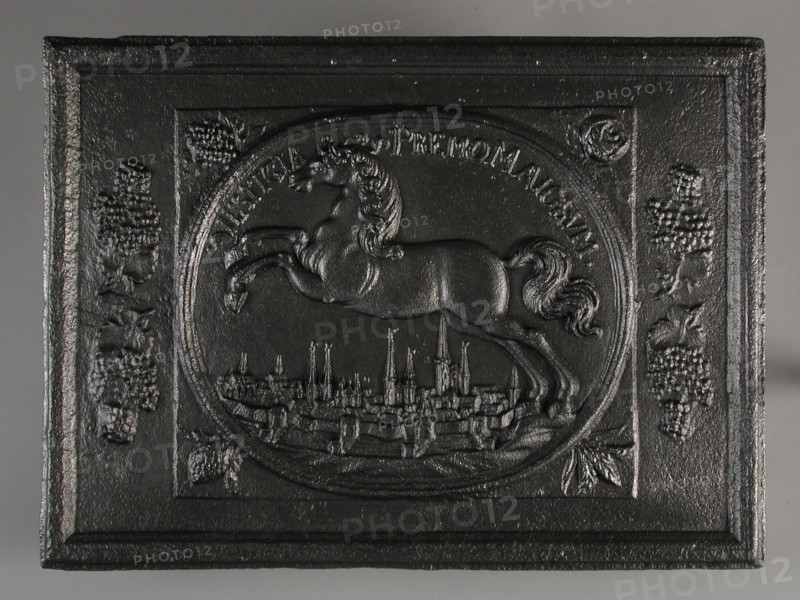 Fireback horse above town with towers, text justitia premo majorum, fire place cast iron, cast Rectangular in the middle an oval