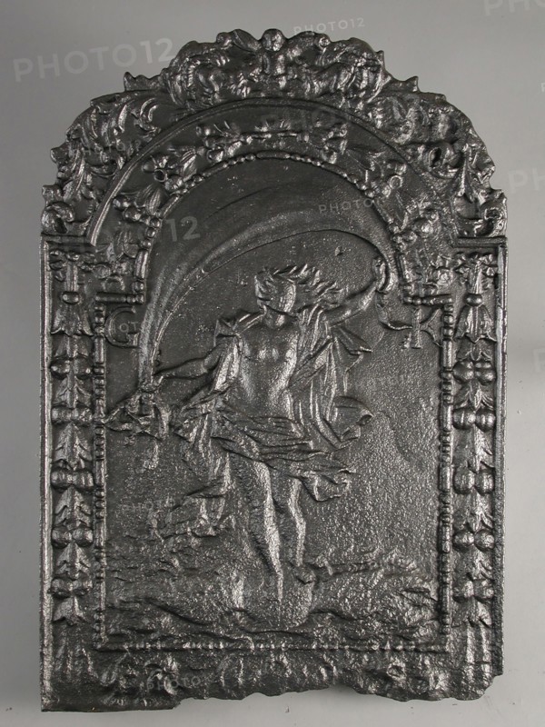 Fireback de Fortuin, text G K, hob plate cast iron, cast Rectangular bow at the top. Around wide rim with fruit hangers