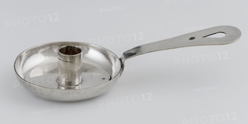 Silversmith: Boogaert of Somerwil, Round silver miniature sconce with stem-shaped handle in which drop-shaped hole, sconce dolls