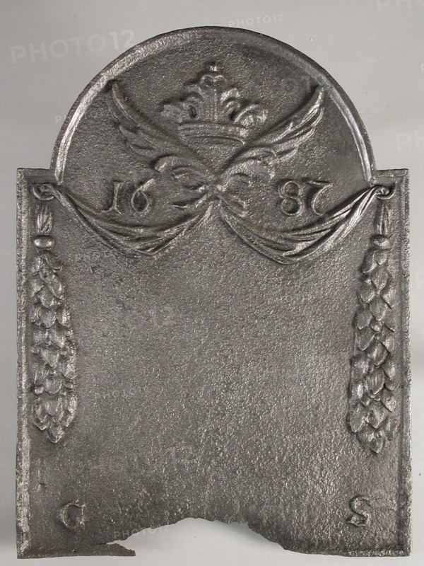 Fireback with wings, pendants and crown, without representation, text G S, year 1687, hob plate cast iron, cast Rectangular arch