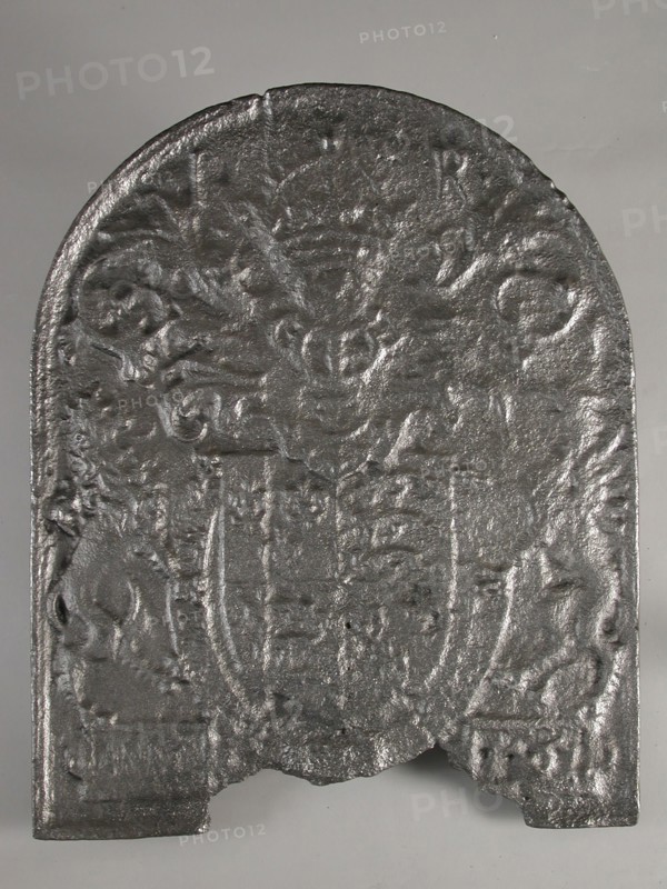 Fireback coat of arms of the King of England, Charles II, Date 1661, hob plate cast iron, cast Rectangular bow at the top.