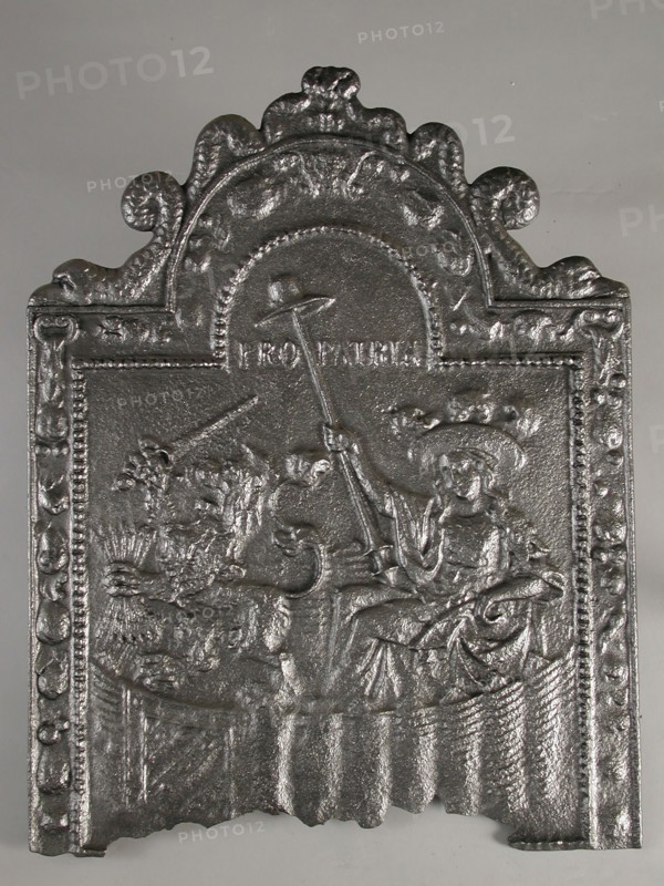 Fireback Dutch virgin in garden, text Pro Patria, hob plate cast iron, cast Rectangular bow at the top on which dolphins