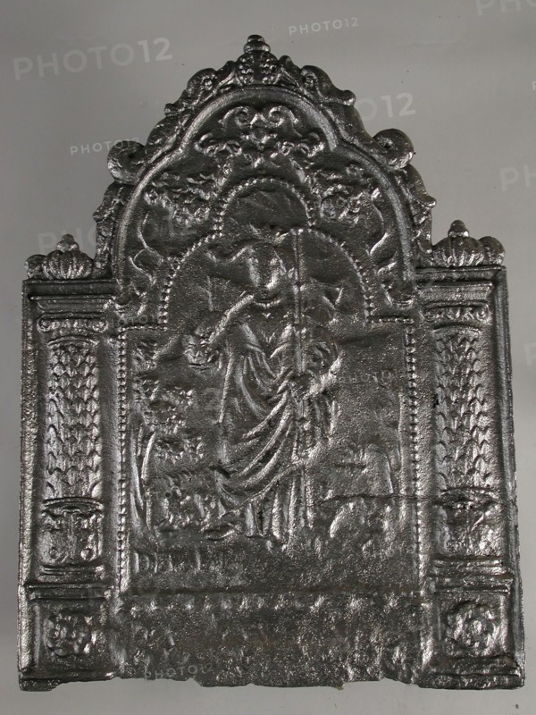 Fireback crowned woman with parasol and fan, hob plate cast iron, cast Rectangular with arc at the top on which dolphins.