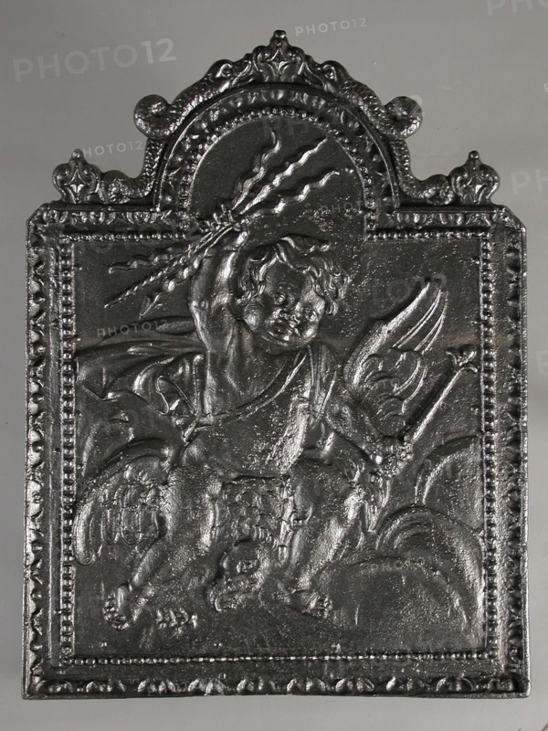 Fireback putto on bird, Ganymede, hob plate cast iron, cast Rectangular with bow at the top where dolphins List and pearl
