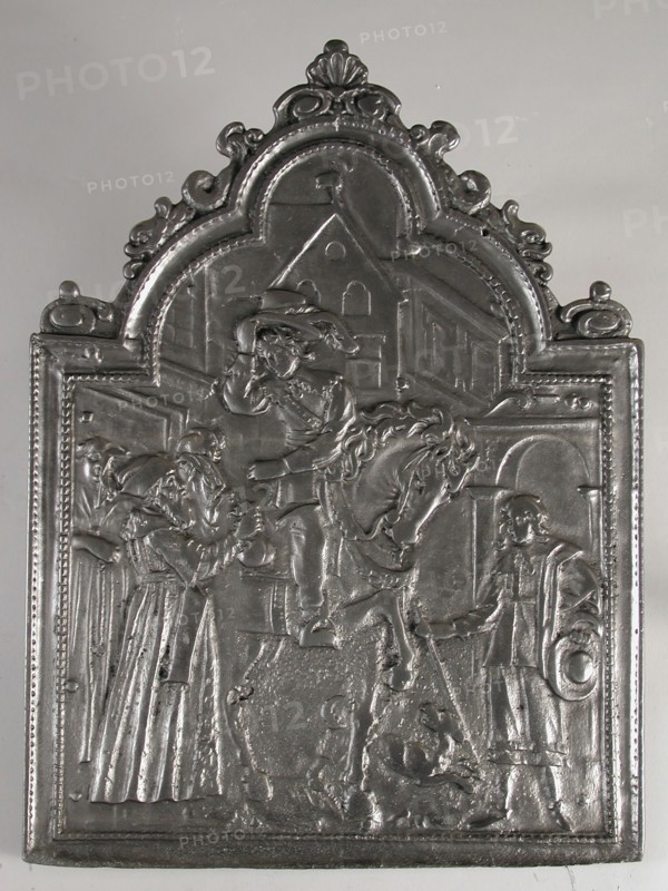 Fireback horseman receives gifts at city gate, hob plate cast iron, cast Rectangular with arch at the top. On top of shell
