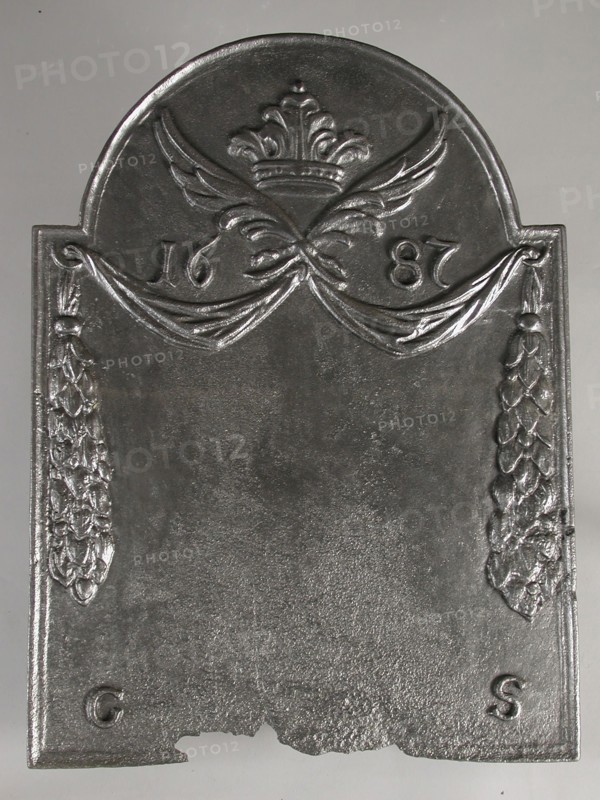 Fireback with wings, pendants and crown, without representation, text G S, year 1687, hob plate cast iron, cast Rectangular bow