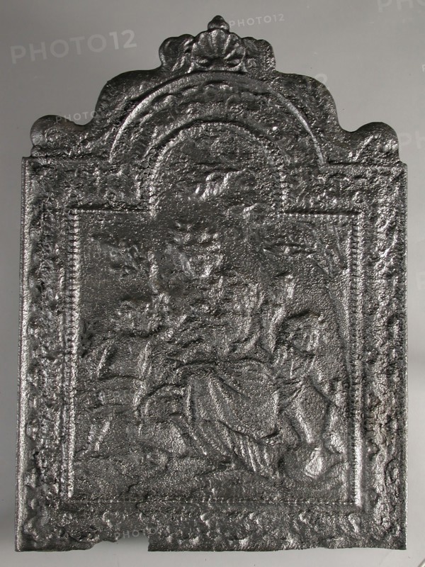 Fireback woman with three children is offered branch, the Love, fire place, cast Rectangular arch at the top. On top of shell