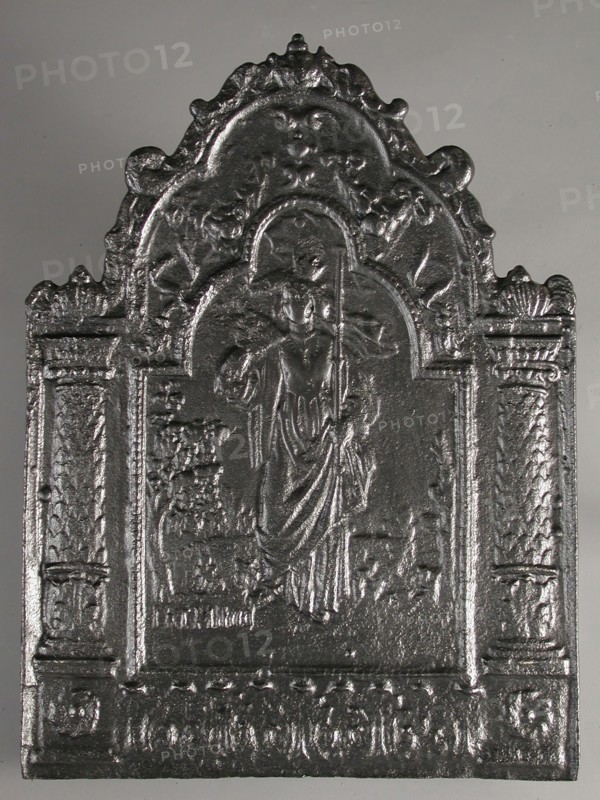 Fireback woman with parasol and fan, hob plate cast iron, cast Rectangular with bow at the top on which dolphins. Wide edge
