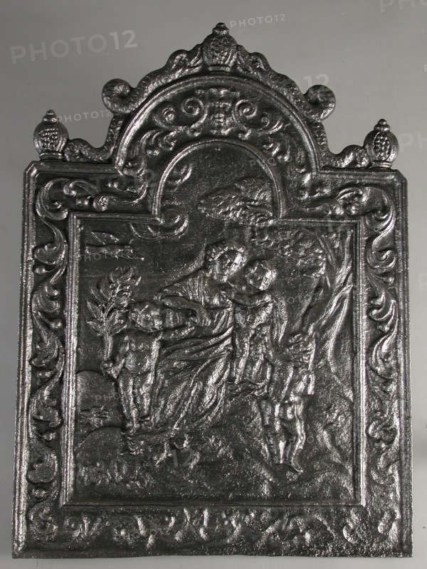 Fireback woman with three children is offered branch, the Love, fire place iron, Rectangular arch at the top.
