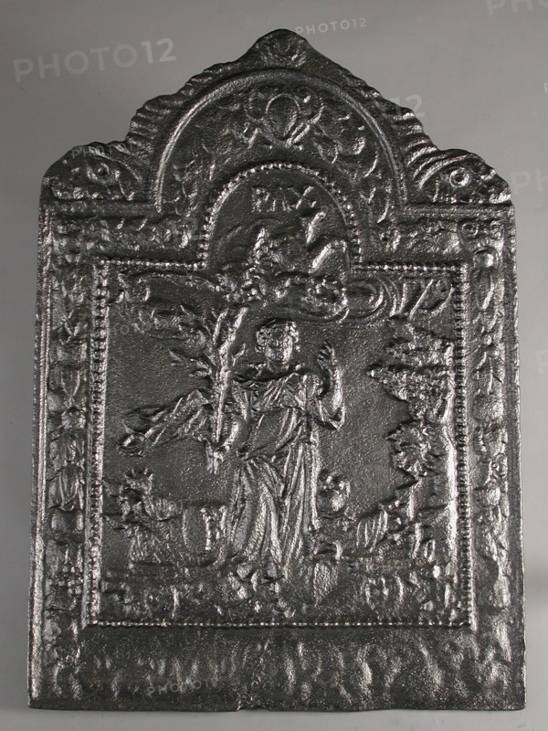 Fireback female figure Peace, year 1679, PAX, hob plate cast iron, cast Rectangular with arch at the top. On top of two horns