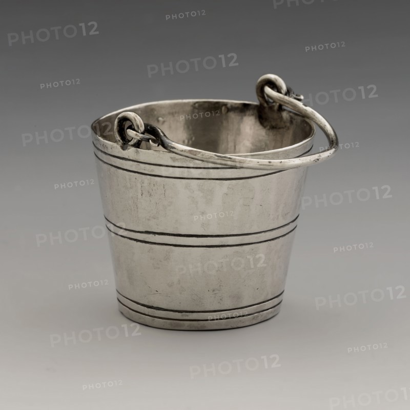 Silver miniature bucket, bucket crockery holder doll toys miniature model silver, cast Round bucket with handle six engraved