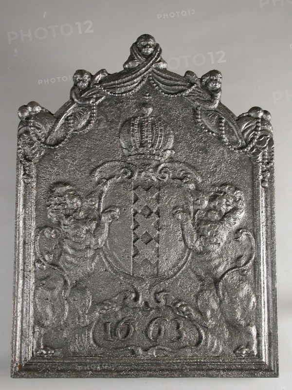Firearm coat of arms of Amsterdam, year 1663, fire place, cast Rectangular arch at the top. On top of two horns of plenty from